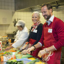 17. desember: Kronprinsen og Kronprinsessen deltar som frivillige med matlaging og servering ved Blå Kors Kontaktsenter i Oslo sentrum. Foto: Terje Bendiksby, NTB scanpix